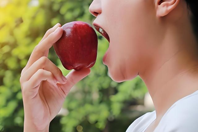 空腹进食苹果,究竟好不好,有没有益处?